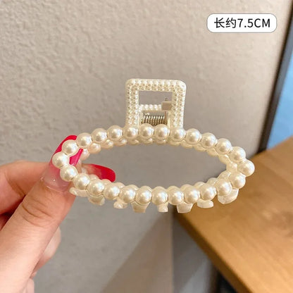GoCute Geometric Hair Claw – Stylish & Feminine Hair Accessory