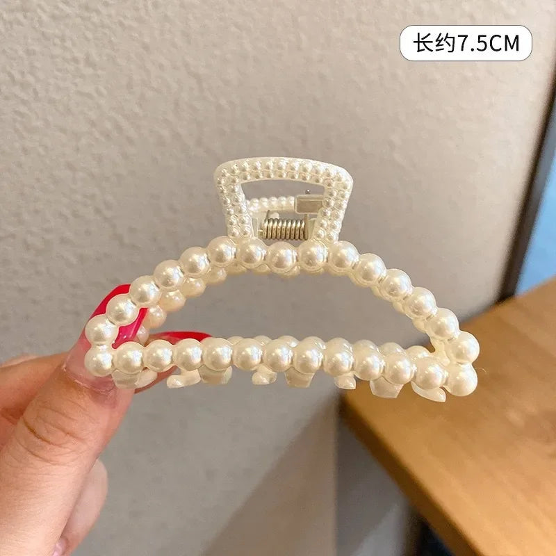 GoCute Geometric Hair Claw – Stylish & Feminine Hair Accessory